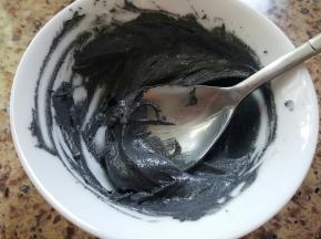 3．调彩绘糊，黄油软化打散，加入橄榄油混合均匀后，加入蛋白和糖粉搅匀，最后加入低筋粉搅匀。