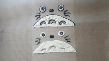 5．在油布上用调好的彩绘面糊，将龙猫描出来。