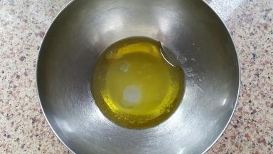 6．将细砂糖牛奶和橄榄油混合呈乳化状态。