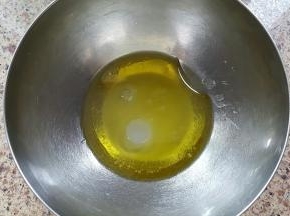 6．将细砂糖牛奶和橄榄油混合呈乳化状态。