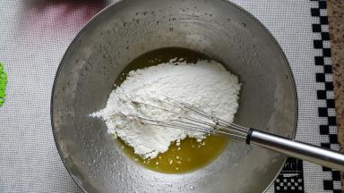 7．加入过筛的低筋面粉，之字搅匀。