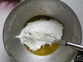 7．加入过筛的低筋面粉，之字搅匀。