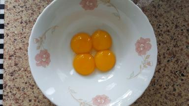 8．把4个蛋黄打散。