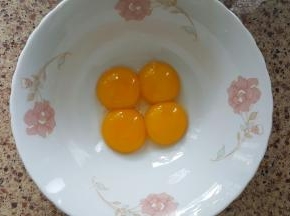 8．把4个蛋黄打散。