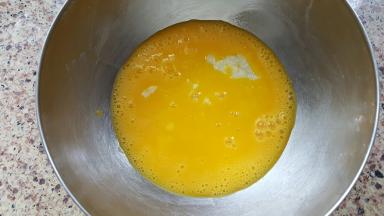 9．将蛋黄液加入面糊中搅匀。