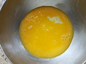 9．将蛋黄液加入面糊中搅匀。