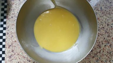 10．得到细腻的蛋黄糊。