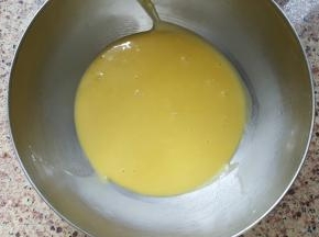 10．得到细腻的蛋黄糊。