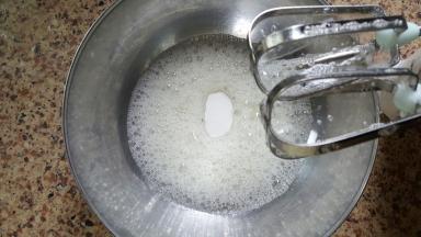 11．开始制作蛋白霜，将蛋白加入几滴柠檬汁后打成大泡泡时加入一半量细砂糖。