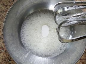 11．开始制作蛋白霜，将蛋白加入几滴柠檬汁后打成大泡泡时加入一半量细砂糖。