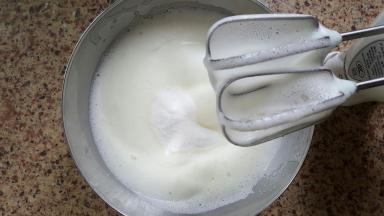 12．蛋白打到基本上没有大泡泡的时候，加入另一半细砂糖继续搅打。