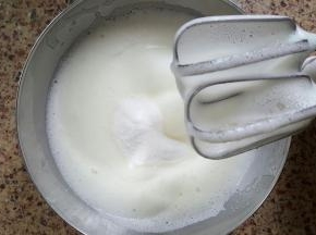 12．蛋白打到基本上没有大泡泡的时候，加入另一半细砂糖继续搅打。