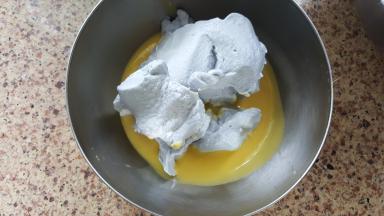 14．加1/3蛋白霜在蛋黄糊中，用刮刀切拌均匀。