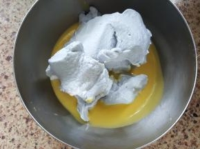 14．加1/3蛋白霜在蛋黄糊中，用刮刀切拌均匀。