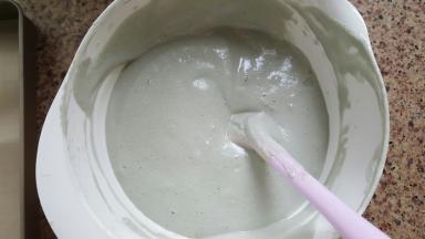 16．这是拌好的面煳，加入小部分进入裱花袋中。