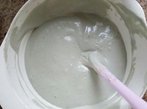 16．这是拌好的面煳，加入小部分进入裱花袋中。