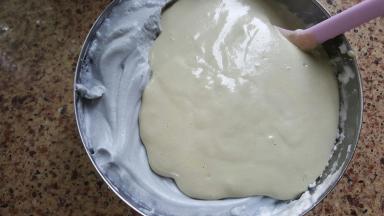 15．将拌好的面糊再倒回蛋白霜中，用刮刀拌匀。