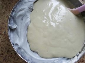 15．将拌好的面糊再倒回蛋白霜中，用刮刀拌匀。