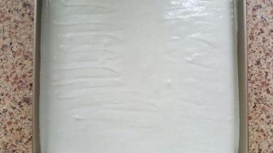 18．再将剩余的蛋糕糊全部倒入烤盘中，轻震几下。