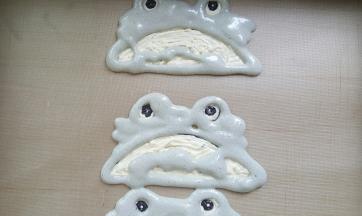 17．将裱花袋中的面煳挤在彩绘面糊的周围，防止出现大的气泡。