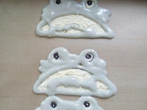 17．将裱花袋中的面煳挤在彩绘面糊的周围，防止出现大的气泡。