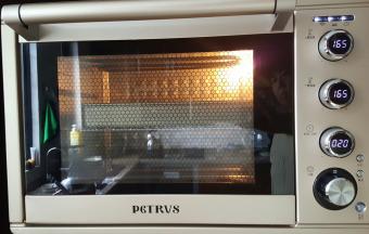 19．放入预热好的烤箱中，上下火165度，中层烤20分钟。