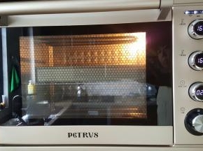 19．放入预热好的烤箱中，上下火165度，中层烤20分钟。