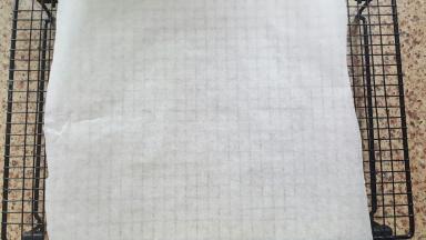 20．蛋糕烤好后，在网架上铺一层烘焙纸。