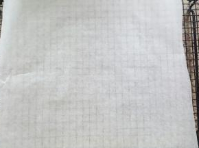 20．蛋糕烤好后，在网架上铺一层烘焙纸。