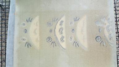 21．将蛋糕倒扣在烘焙纸上，揭掉上面的油布，再将油布覆盖在上面，等待蛋糕冷却。