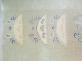 21．将蛋糕倒扣在烘焙纸上，揭掉上面的油布，再将油布覆盖在上面，等待蛋糕冷却。