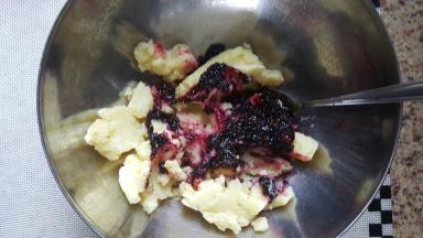 22．将土豆泥中加入自制的桑葚酱拌匀，