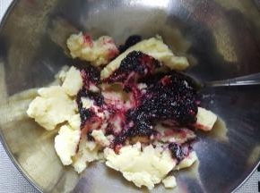 22．将土豆泥中加入自制的桑葚酱拌匀，