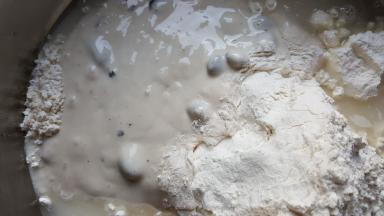 2，把配料中的全部用料称量准确，放入容器中。