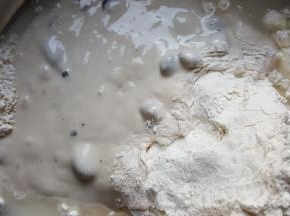 2，把配料中的全部用料称量准确，放入容器中。