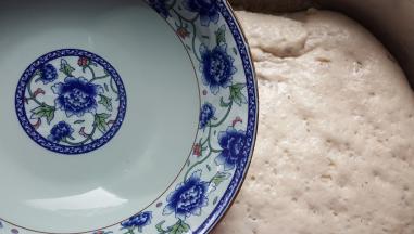 8.将碱水倒入，发酵好的面中，不要全部倒入，先倒入一半，边倒边揉边闻，直至无酸味即可。