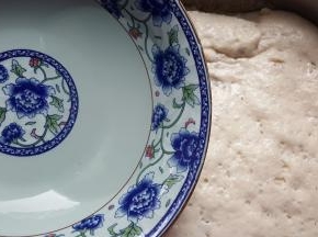 8.将碱水倒入，发酵好的面中，不要全部倒入，先倒入一半，边倒边揉边闻，直至无酸味即可。