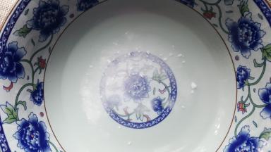 7.倒入开水，使食用碱融化。