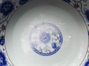 7.倒入开水，使食用碱融化。