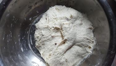 9.这时面有一点软，加揉入面粉，将面团揉到软硬适中的程度。