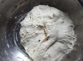 9.这时面有一点软，加揉入面粉，将面团揉到软硬适中的程度。