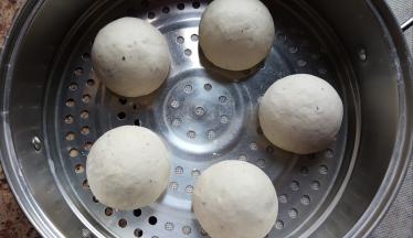 11.揉圆后，底部蘸面粉放在蒸屉上，醒发30分钟。