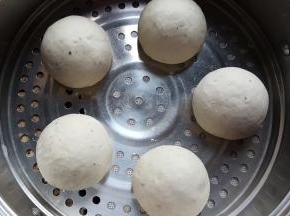 11.揉圆后，底部蘸面粉放在蒸屉上，醒发30分钟。