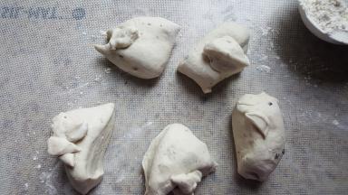 10.将面团平均分为五份。