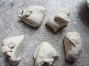 10.将面团平均分为五份。