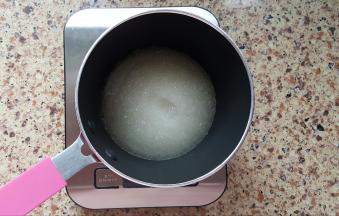 1.蛋白中加少许盐，分三次将10克细砂糖加入，打发至湿性发泡。