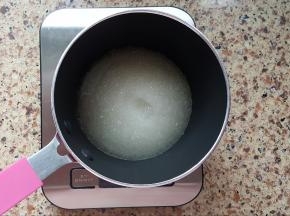 1.蛋白中加少许盐，分三次将10克细砂糖加入，打发至湿性发泡。