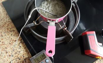 2.砂糖110克加水，放在不粘的小锅中，小火加热至118~120度。