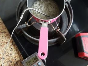 2.砂糖110克加水，放在不粘的小锅中，小火加热至118~120度。