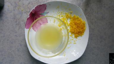 1．取一只稍大的柠檬，柠檬皮用盐搓干净擦屑备用，取其汁过筛。